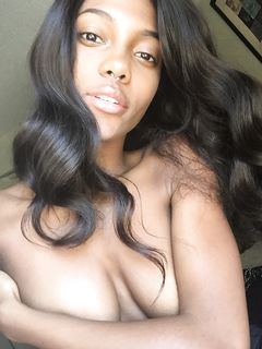 Selfie di una super figona mulatta