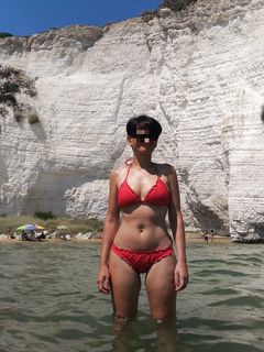 Al mare in costume rosso