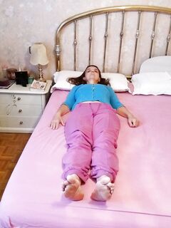 La zoccola si denuda per farsi esaminare - parte 1