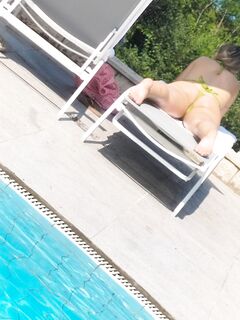 Mia moglie, prima in piscina e poi cazzo in gola e rimming