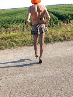 Pamela trav in strada