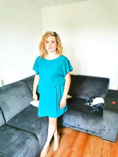 la cagnolina di casa mostra la sua figa pelosa e le sue tett