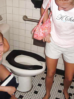 Ragazze ubriache pisciano N.2