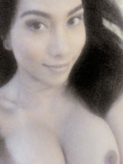 Selfie nuda di una troietta mezza asiatica