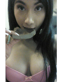 Selfie nuda di una troietta mezza asiatica