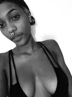 Selfie di una super figona mulatta