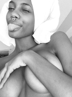 Selfie di una super figona mulatta