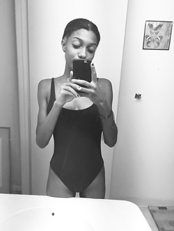 Selfie di una super figona mulatta