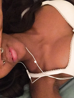 Selfie di una super figona mulatta