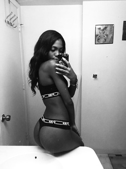 Selfie di una super figona mulatta