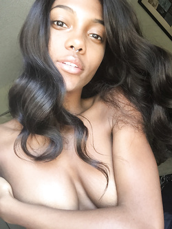 Selfie di una super figona mulatta