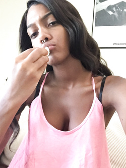 Selfie di una super figona mulatta