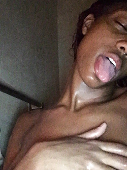 Selfie di una super figona mulatta