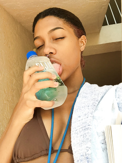 Selfie di una super figona mulatta