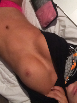 Autoscatti amatoriali sexy di una 18 enne