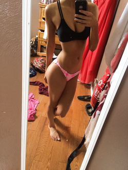 Autoscatti amatoriali sexy di una 18 enne