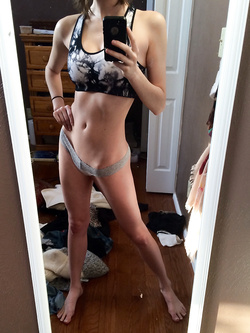 Autoscatti amatoriali sexy di una 18 enne