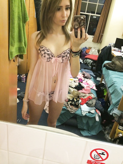 Foto di una 19enne rubate da Whatsapp