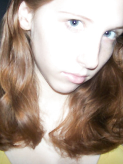 Piccola troia rossa ha voglia di cazzo