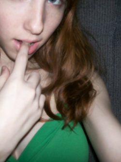 Piccola troia rossa ha voglia di cazzo