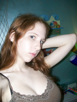 Piccola troia rossa ha voglia di cazzo