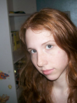 Piccola troia rossa ha voglia di cazzo