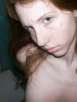 Piccola troia rossa ha voglia di cazzo