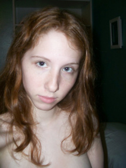 Piccola troia rossa ha voglia di cazzo