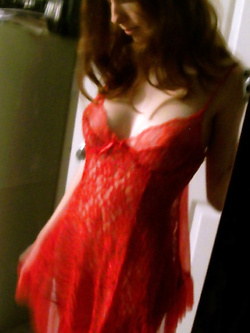 Piccola troia rossa ha voglia di cazzo