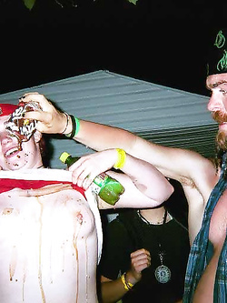 Ragazze ubriache ai party