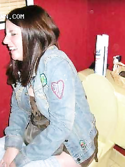 Ragazze ubriache pisciano