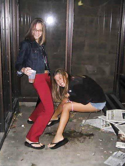 Ragazze ubriache pisciano