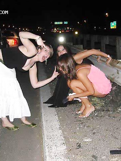 Ragazze ubriache pisciano