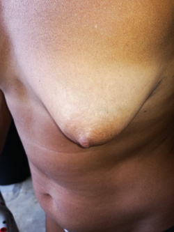 Le cosce sempre aperte