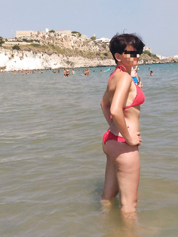 Al mare in costume rosso