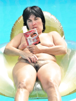 Mature wife naked in the pool Parte 2