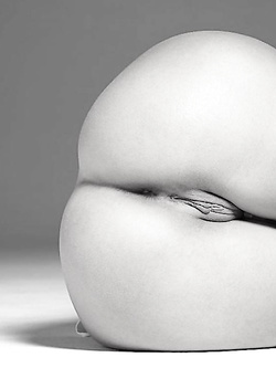 Con le gambe divaricate