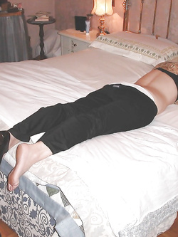 Dai puttana togliti le scarpe e mostra i tuoi piedi