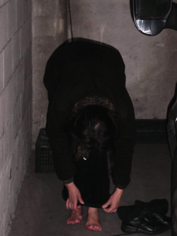 Dai puttana togliti le scarpe e mostra i tuoi piedi