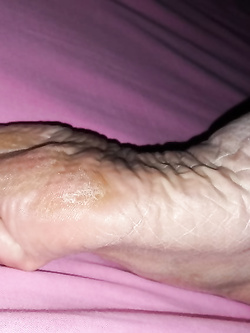 Moglie troia e scalza