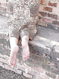 Moglie troia e scalza