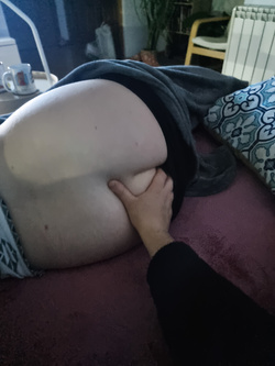 Mia moglie si fa sditalinare mentre guarda la TV