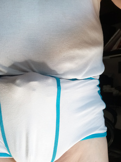 anche di giorno sotto i vestiti  per strada e al lavoro