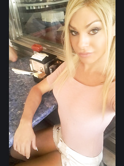 Tutte i selfie hot di Noemi Blonde