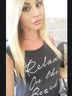 Tutte i selfie hot di Noemi Blonde