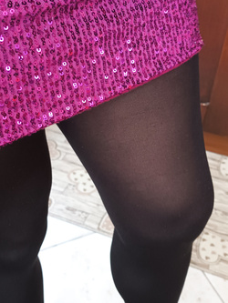 In minigonna e calze