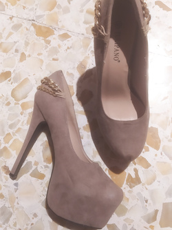 Ilaria la puttanella e le sue scarpe!