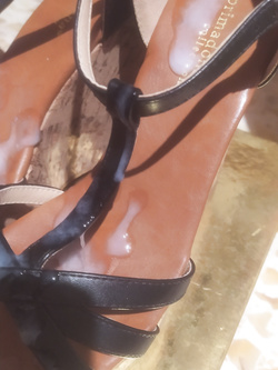 Mi sbatto le zeppe e sborro!