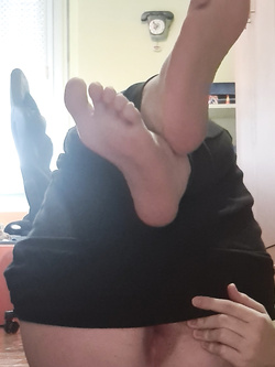 Mostro il mio culo e gambe in calze e i miei piedi sborrati